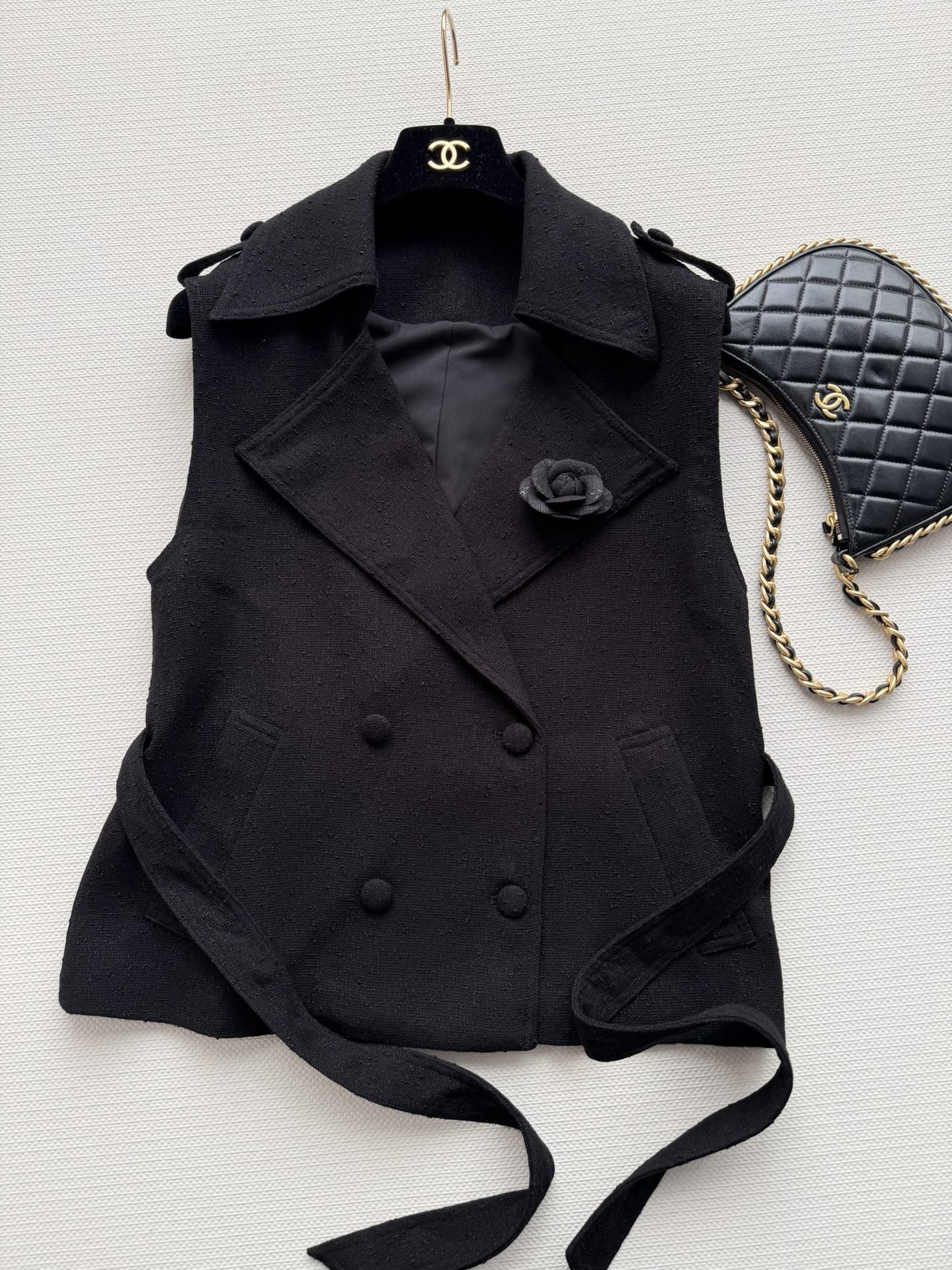 CHANEL 26S SLEEVELESS BLAZER 706