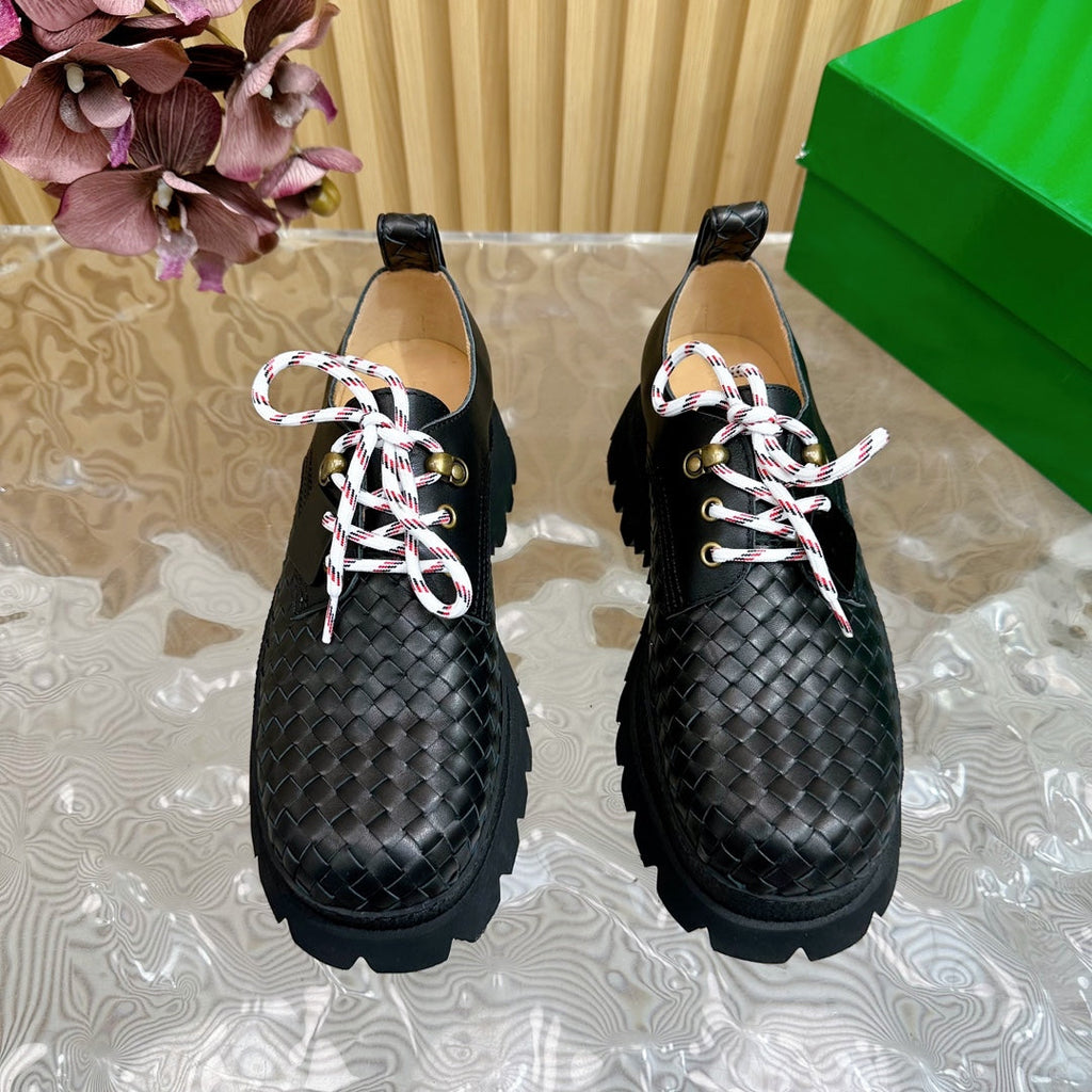 BOTTEGA VENETA HADDOCK LACE-UP SHOE IN BLACK CALFSKIN WITH WOVEN DESIGN