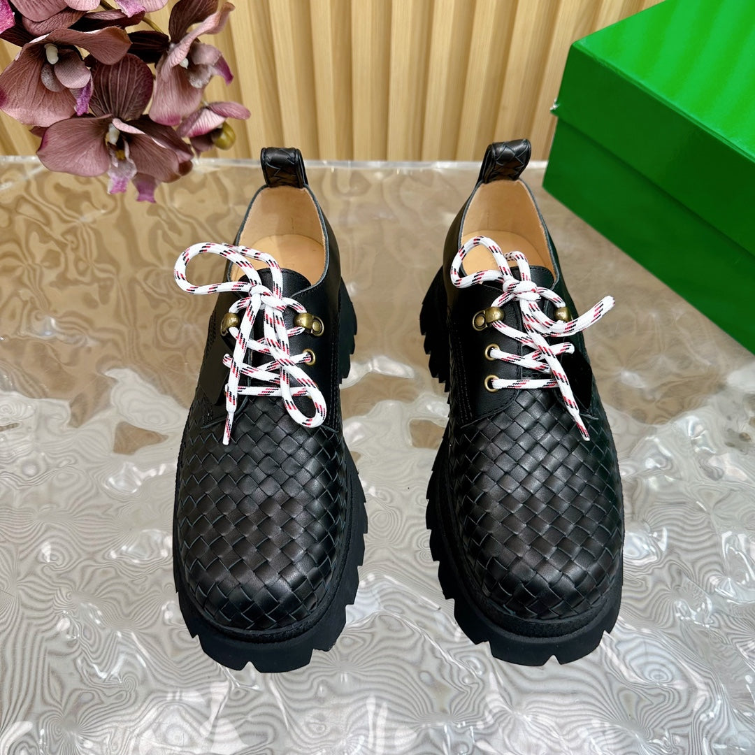 BOTTEGA VENETA HADDOCK LACE-UP SHOE IN BLACK CALFSKIN WITH WOVEN DESIGN