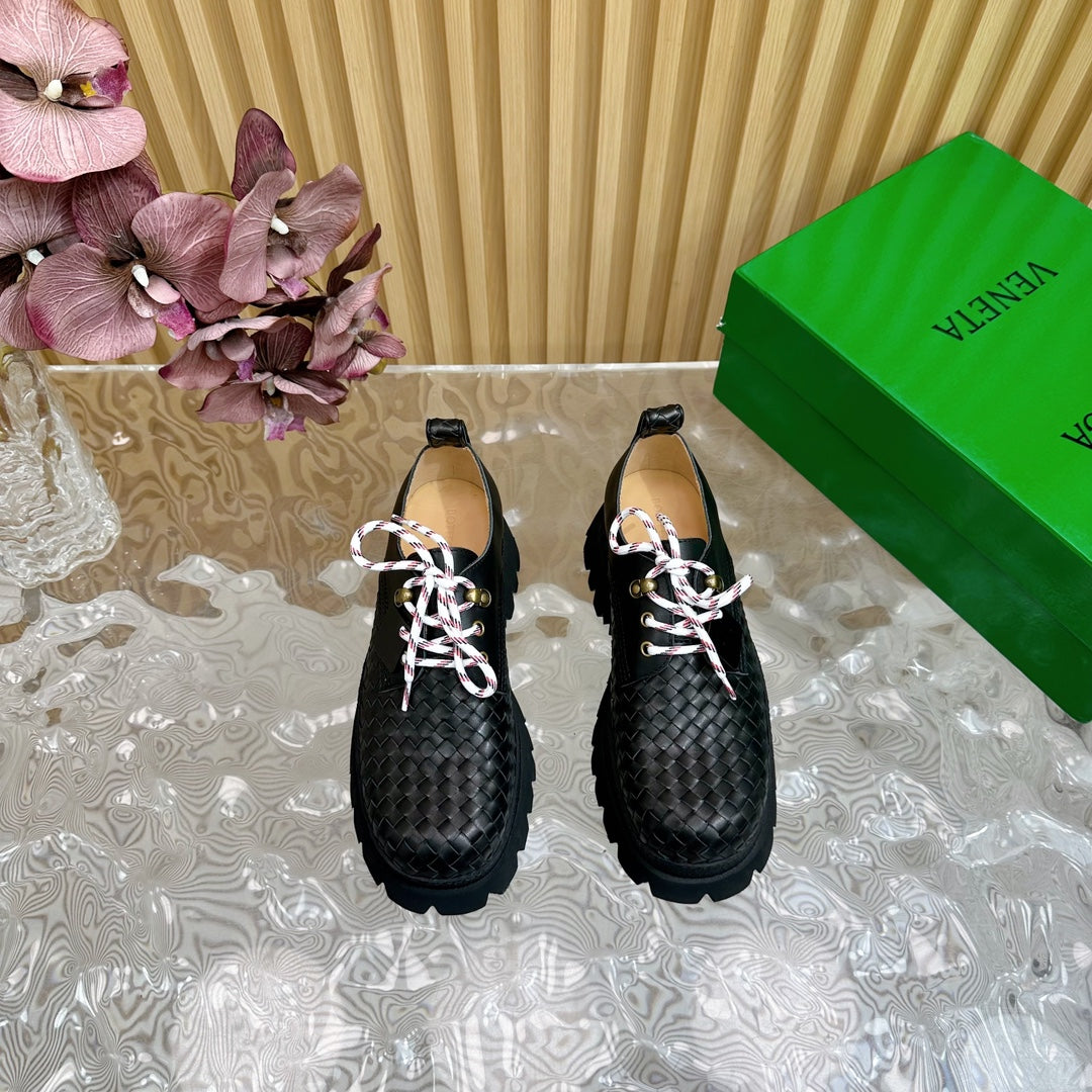 BOTTEGA VENETA HADDOCK LACE-UP SHOE IN BLACK CALFSKIN WITH WOVEN DESIGN