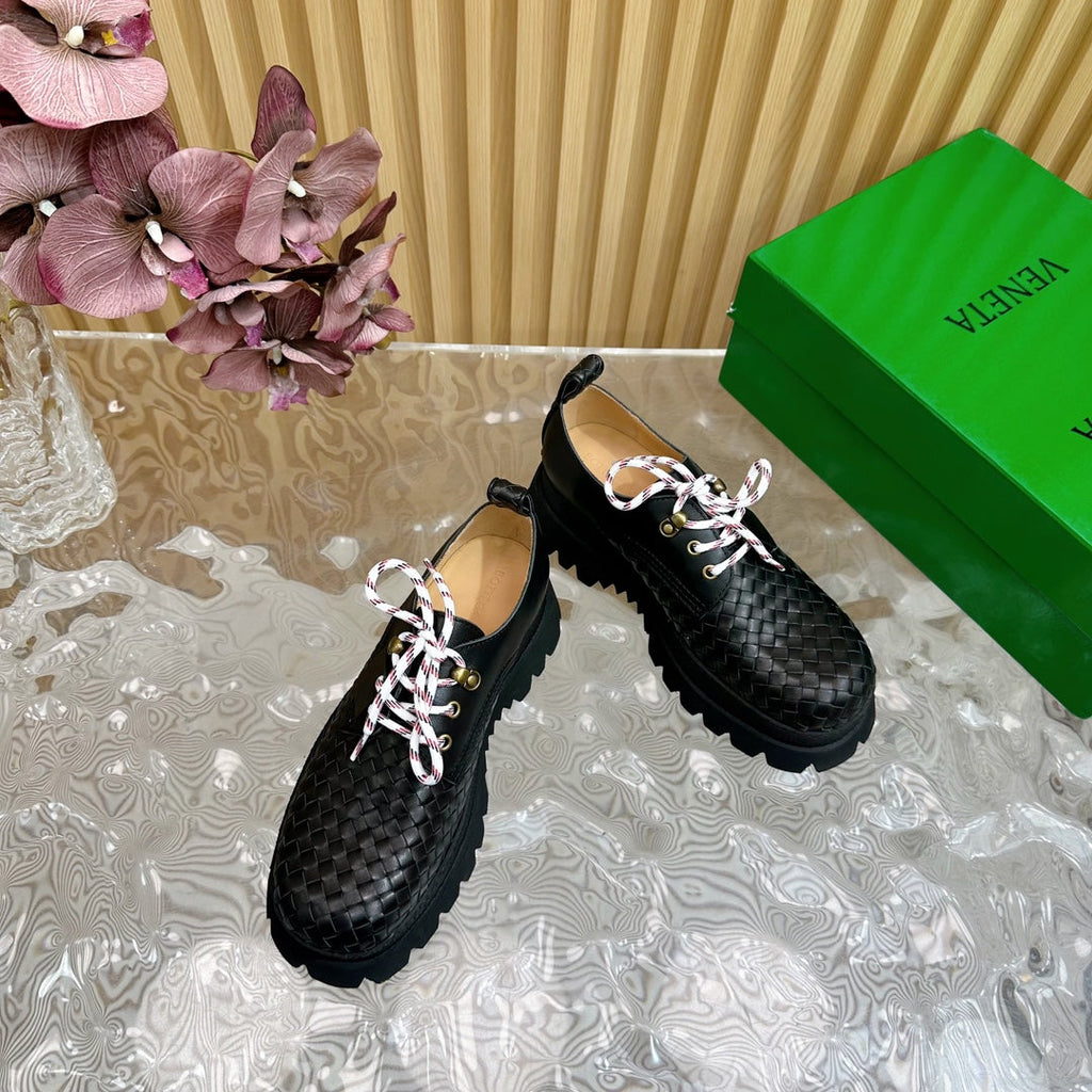 BOTTEGA VENETA HADDOCK LACE-UP SHOE IN BLACK CALFSKIN WITH WOVEN DESIGN