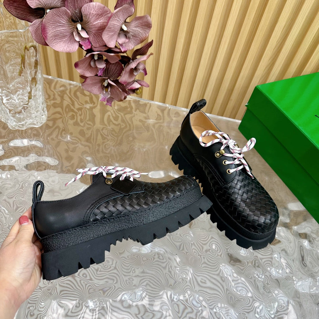 BOTTEGA VENETA HADDOCK LACE-UP SHOE IN BLACK CALFSKIN WITH WOVEN DESIGN