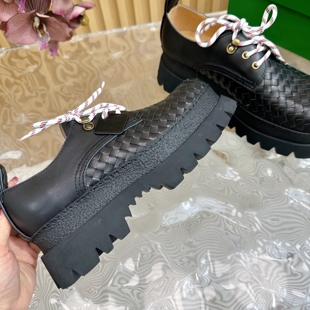 BOTTEGA VENETA HADDOCK LACE-UP SHOE IN BLACK CALFSKIN WITH WOVEN DESIGN