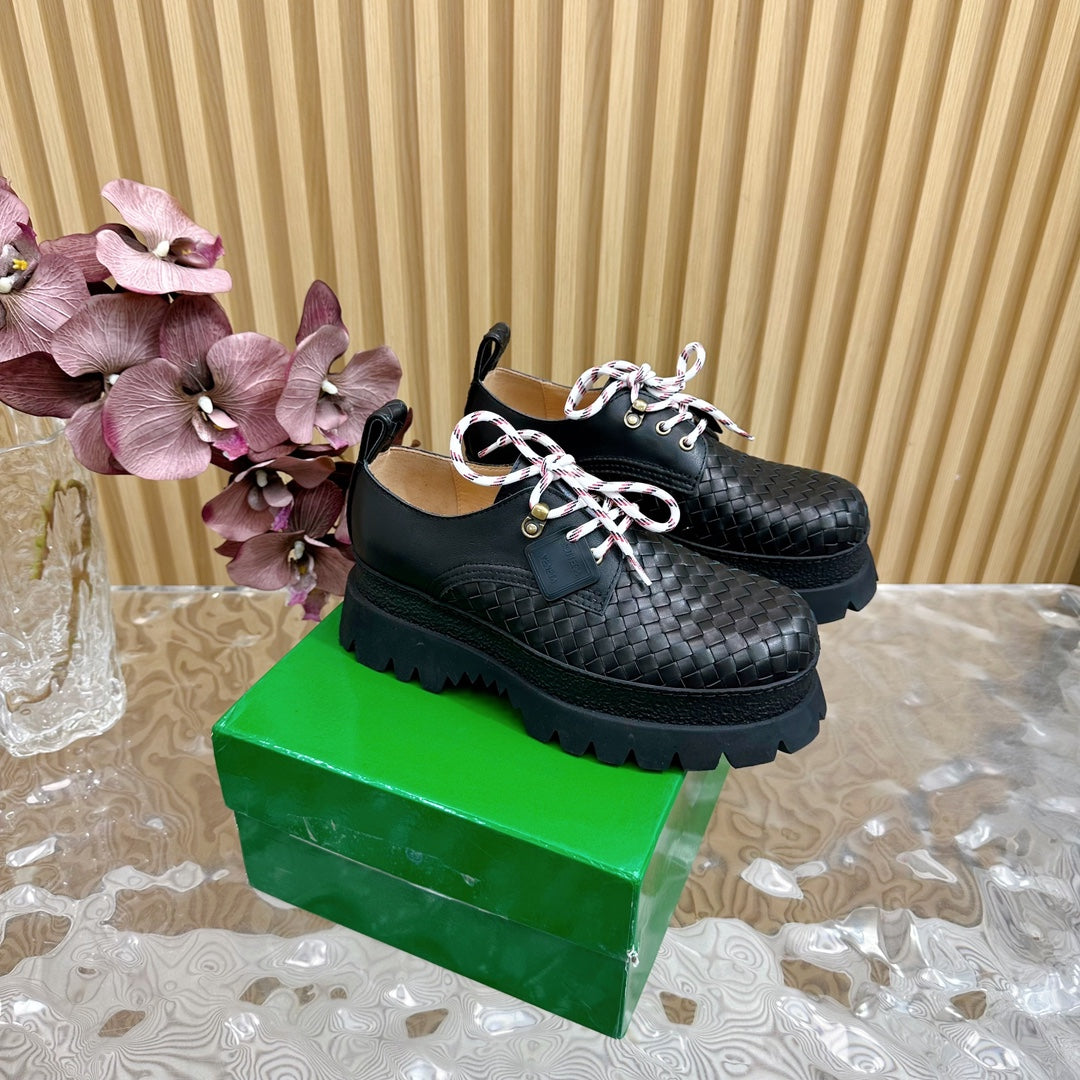 BOTTEGA VENETA HADDOCK LACE-UP SHOE IN BLACK CALFSKIN WITH WOVEN DESIGN