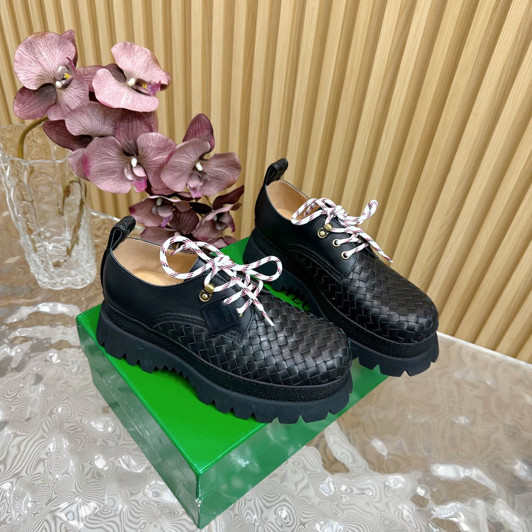 BOTTEGA VENETA HADDOCK LACE-UP SHOE IN BLACK CALFSKIN WITH WOVEN DESIGN