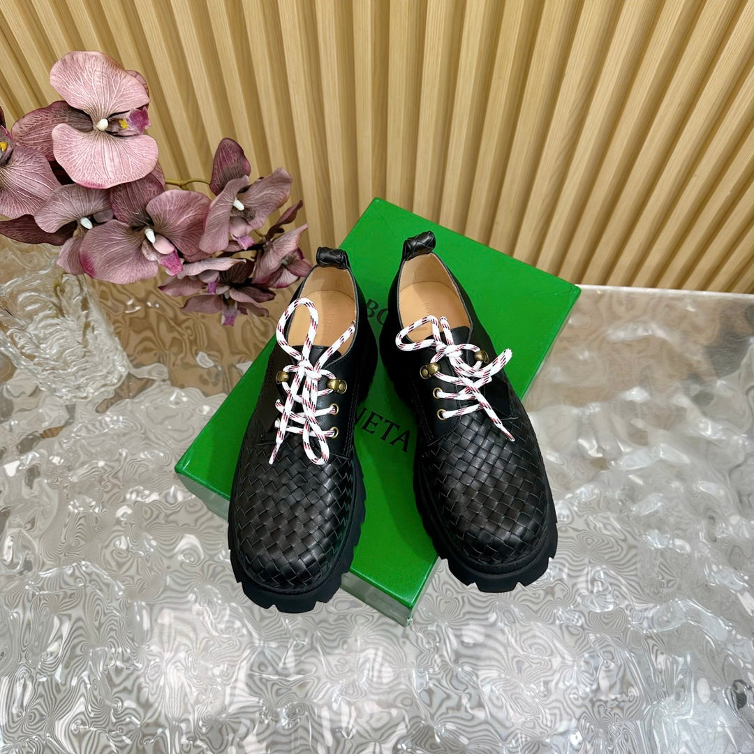 BOTTEGA VENETA HADDOCK LACE-UP SHOE IN BLACK CALFSKIN WITH WOVEN DESIGN