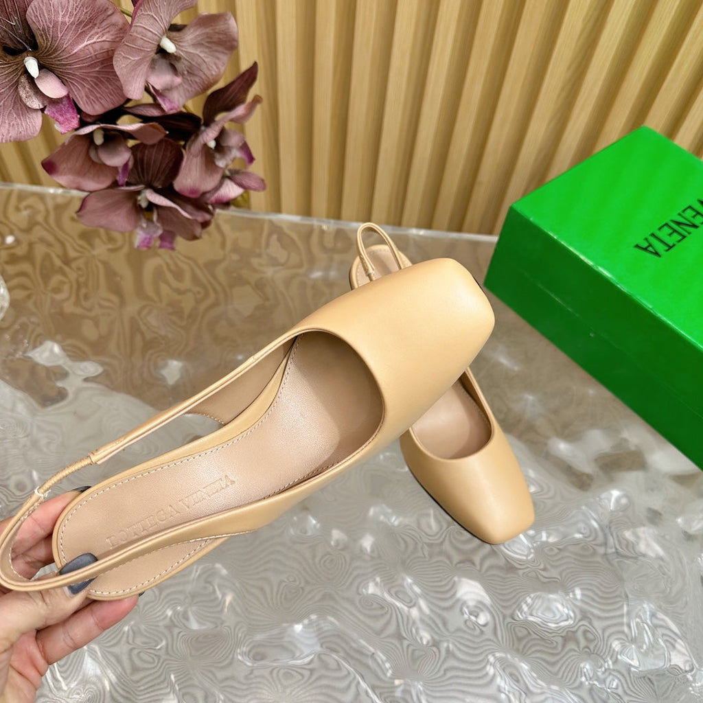 BOTTEGA VENETA KNOT PUMP 9 CM IN EGG NOGG CALFSKIN WITH GOLD FINISHED METAL HEEL