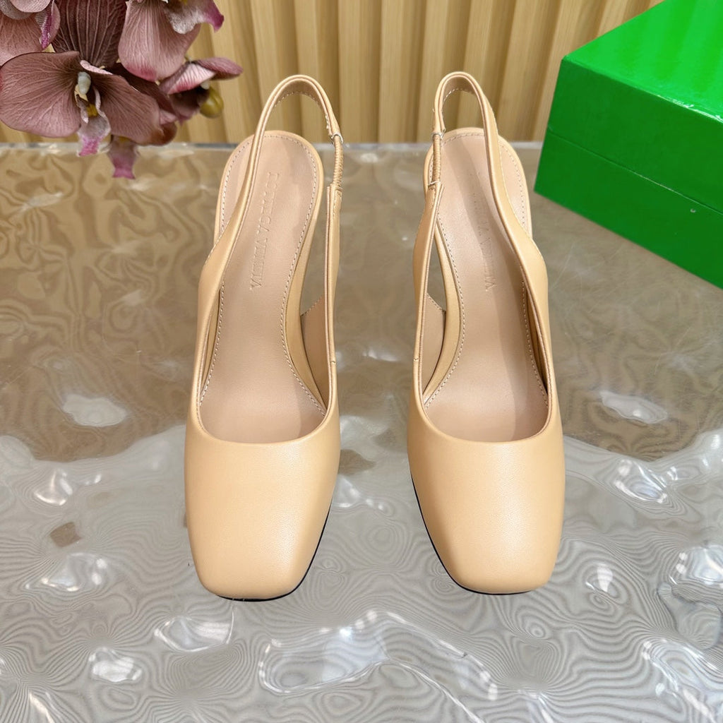 BOTTEGA VENETA KNOT PUMP 9 CM IN EGG NOGG CALFSKIN WITH GOLD FINISHED METAL HEEL