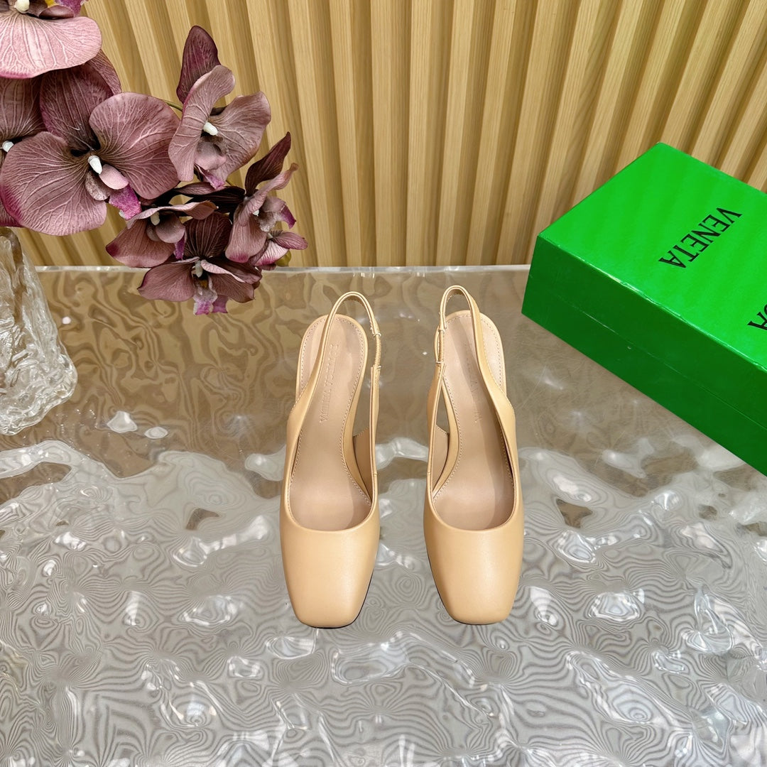 BOTTEGA VENETA KNOT PUMP 9 CM IN EGG NOGG CALFSKIN WITH GOLD FINISHED METAL HEEL