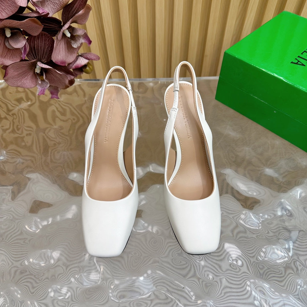 BOTTEGA VENETA KNOT PUMP 9 CM IN WHITE CALFSKIN WITH GOLD FINISHED METAL HEEL