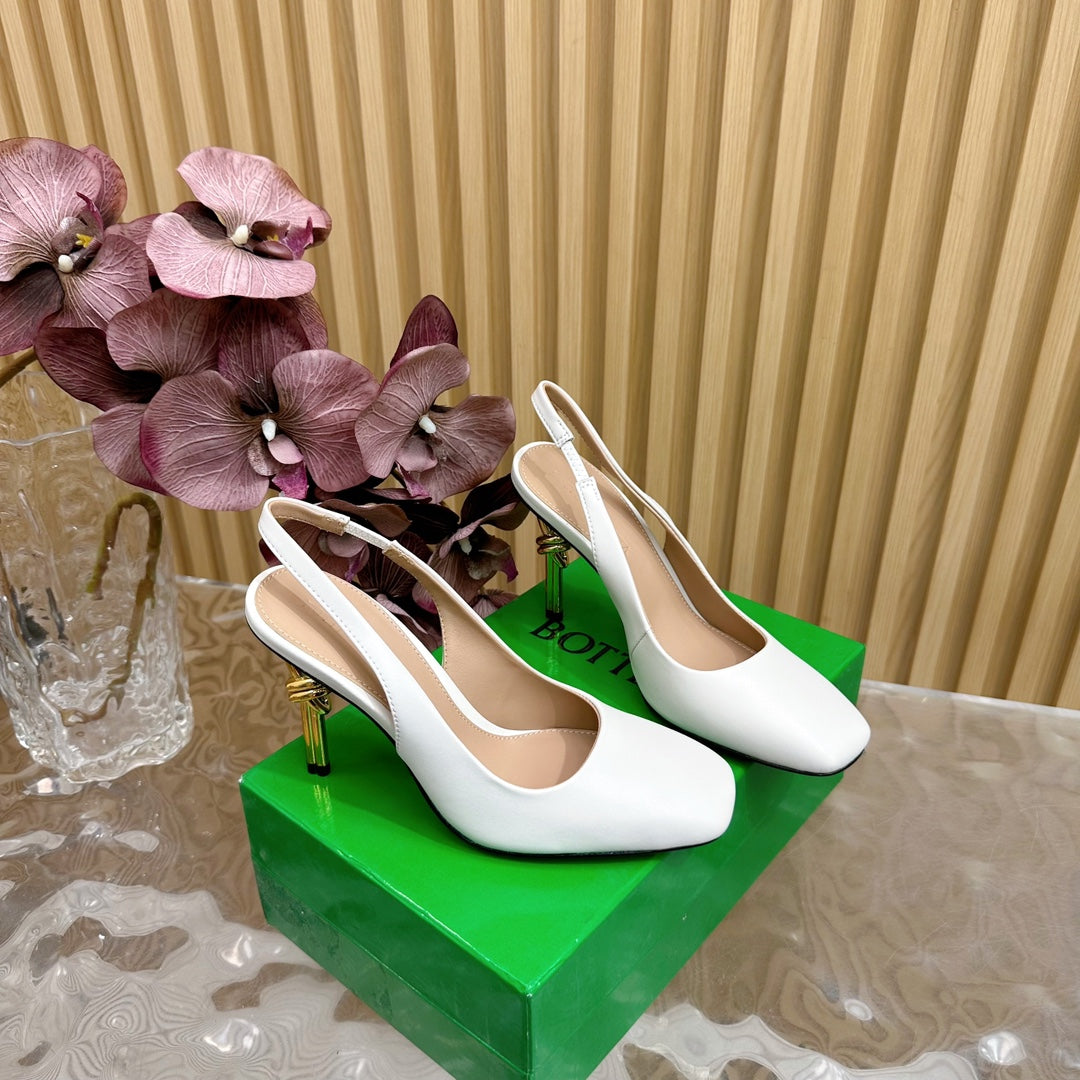 BOTTEGA VENETA KNOT PUMP 9 CM IN WHITE CALFSKIN WITH GOLD FINISHED METAL HEEL