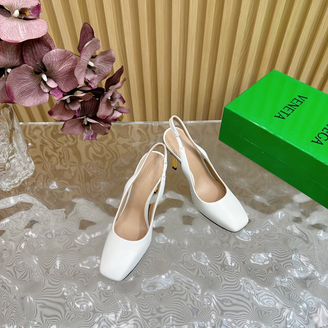 BOTTEGA VENETA KNOT PUMP 9 CM IN WHITE CALFSKIN WITH GOLD FINISHED METAL HEEL