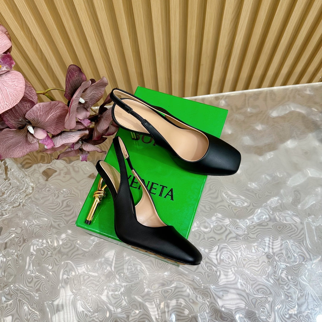BOTTEGA VENETA KNOT PUMP 9 CM IN BLACK CALFSKIN WITH GOLD FINISHED METAL HEEL