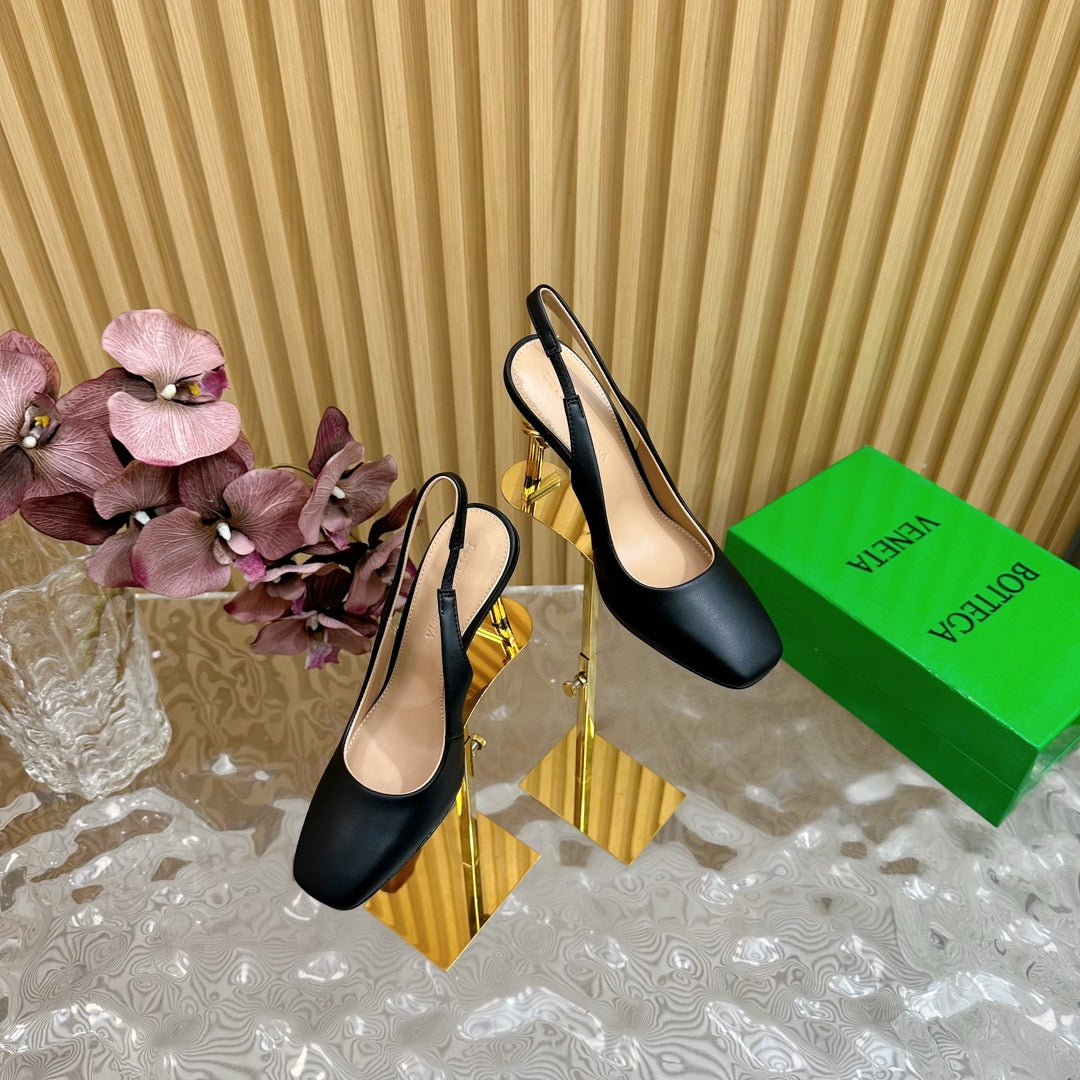 BOTTEGA VENETA KNOT PUMP 9 CM IN BLACK CALFSKIN WITH GOLD FINISHED METAL HEEL