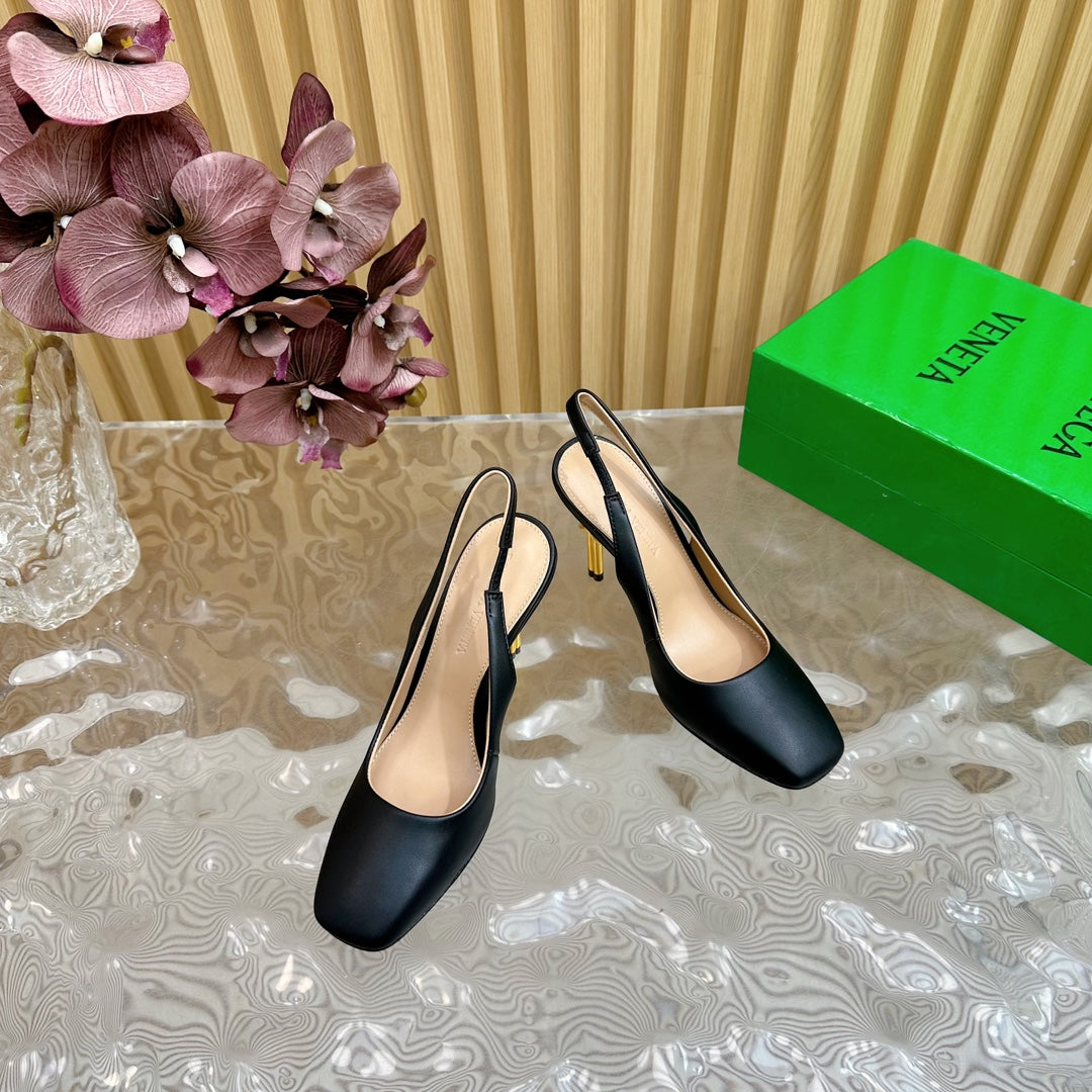 BOTTEGA VENETA KNOT PUMP 9 CM IN BLACK CALFSKIN WITH GOLD FINISHED METAL HEEL