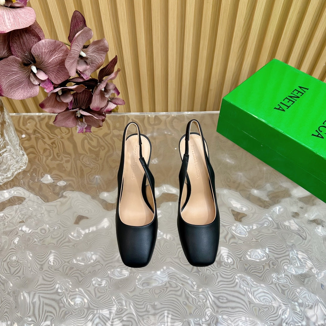 BOTTEGA VENETA KNOT PUMP 9 CM IN BLACK CALFSKIN WITH GOLD FINISHED METAL HEEL