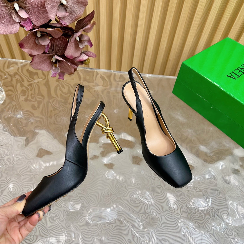 BOTTEGA VENETA KNOT PUMP 9 CM IN BLACK CALFSKIN WITH GOLD FINISHED METAL HEEL