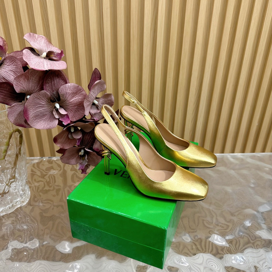BOTTEGA VENETA KNOT PUMP 9 CM IN GOLD CALFSKIN WITH GOLD FINISHED METAL HEEL