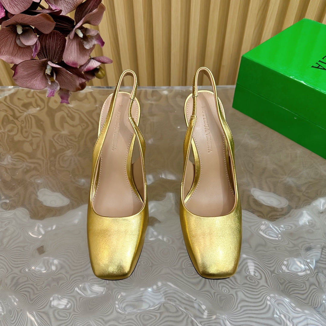 BOTTEGA VENETA KNOT PUMP 9 CM IN GOLD CALFSKIN WITH GOLD FINISHED METAL HEEL