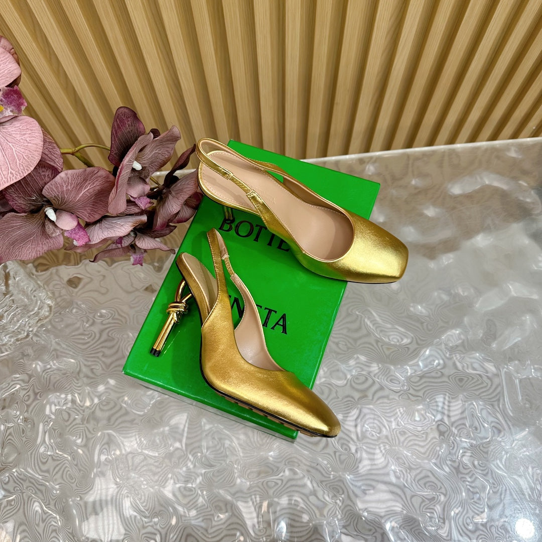 BOTTEGA VENETA KNOT PUMP 9 CM IN GOLD CALFSKIN WITH GOLD FINISHED METAL HEEL
