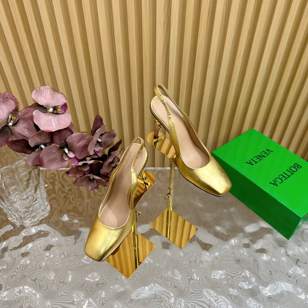 BOTTEGA VENETA KNOT PUMP 9 CM IN GOLD CALFSKIN WITH GOLD FINISHED METAL HEEL