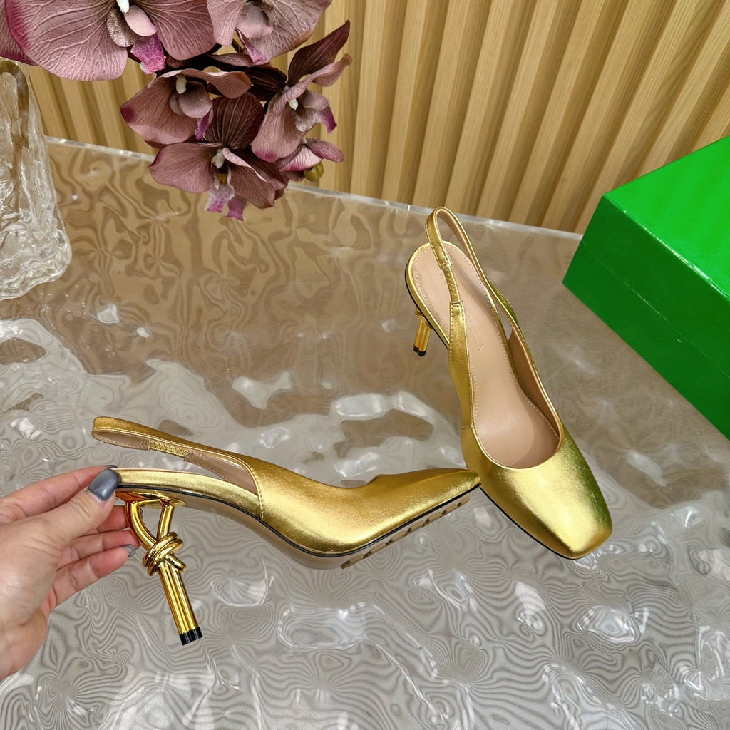 BOTTEGA VENETA KNOT PUMP 9 CM IN GOLD CALFSKIN WITH GOLD FINISHED METAL HEEL