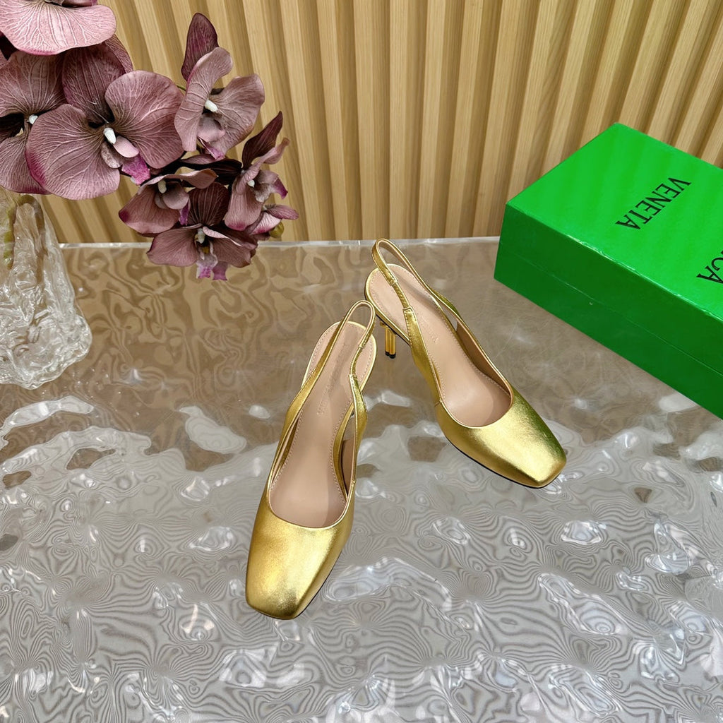 BOTTEGA VENETA KNOT PUMP 9 CM IN GOLD CALFSKIN WITH GOLD FINISHED METAL HEEL
