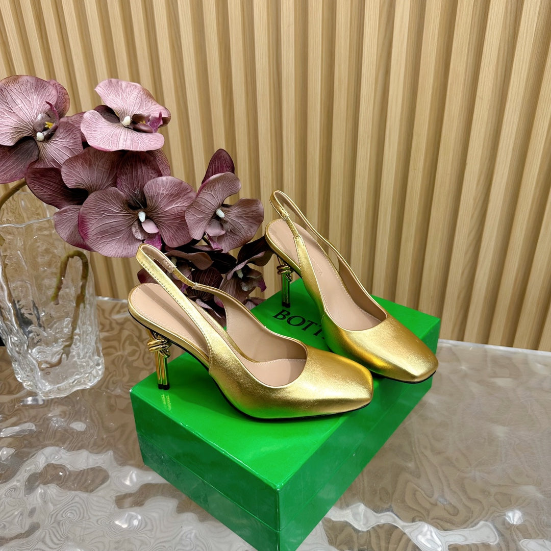 BOTTEGA VENETA KNOT PUMP 9 CM IN GOLD CALFSKIN WITH GOLD FINISHED METAL HEEL