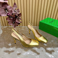 BOTTEGA VENETA KNOT PUMP 9 CM IN GOLD CALFSKIN WITH GOLD FINISHED METAL HEEL