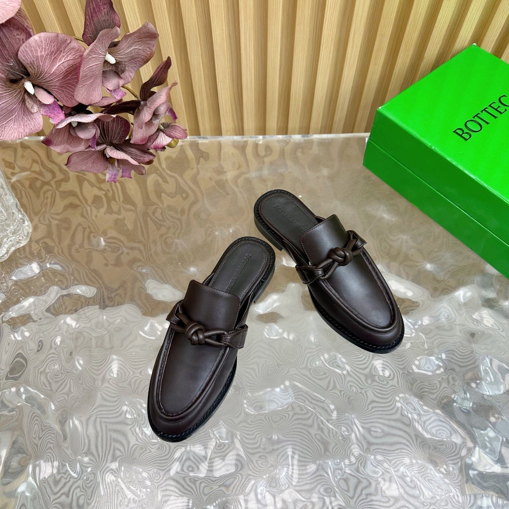 BOTTEGA VENETA OPEN-BACK LOAFER REALISED IN CHESTNUT BROWN SOLF CALFSKIN