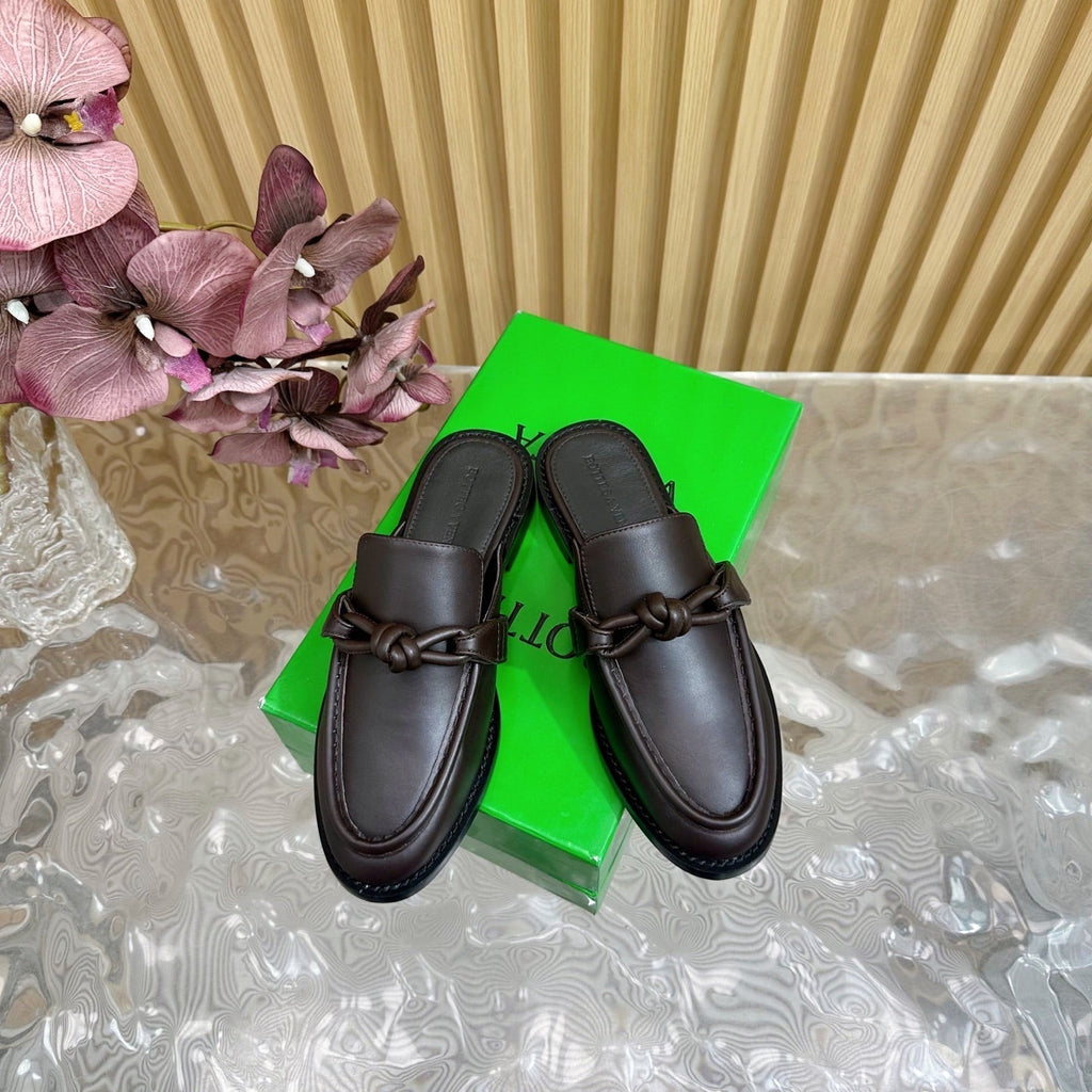 BOTTEGA VENETA OPEN-BACK LOAFER REALISED IN CHESTNUT BROWN SOLF CALFSKIN