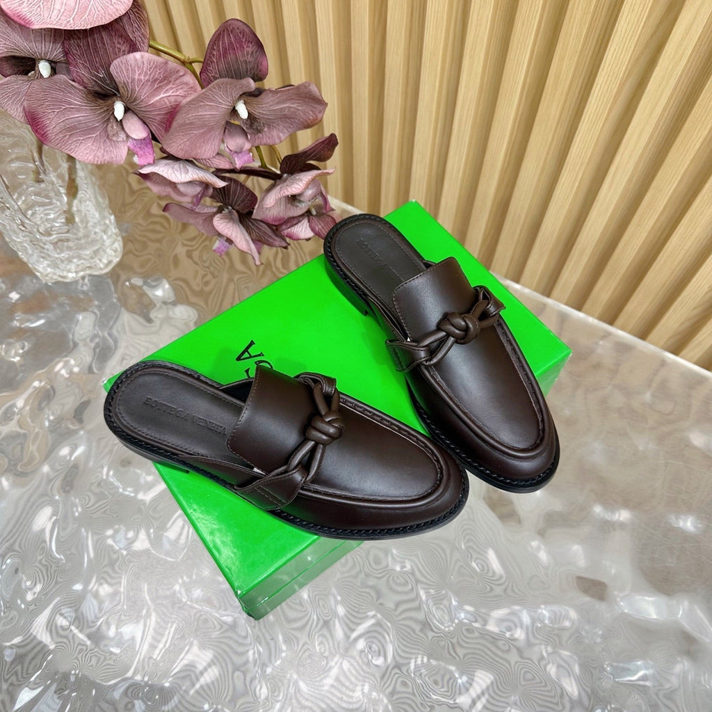 BOTTEGA VENETA OPEN-BACK LOAFER REALISED IN CHESTNUT BROWN SOLF CALFSKIN