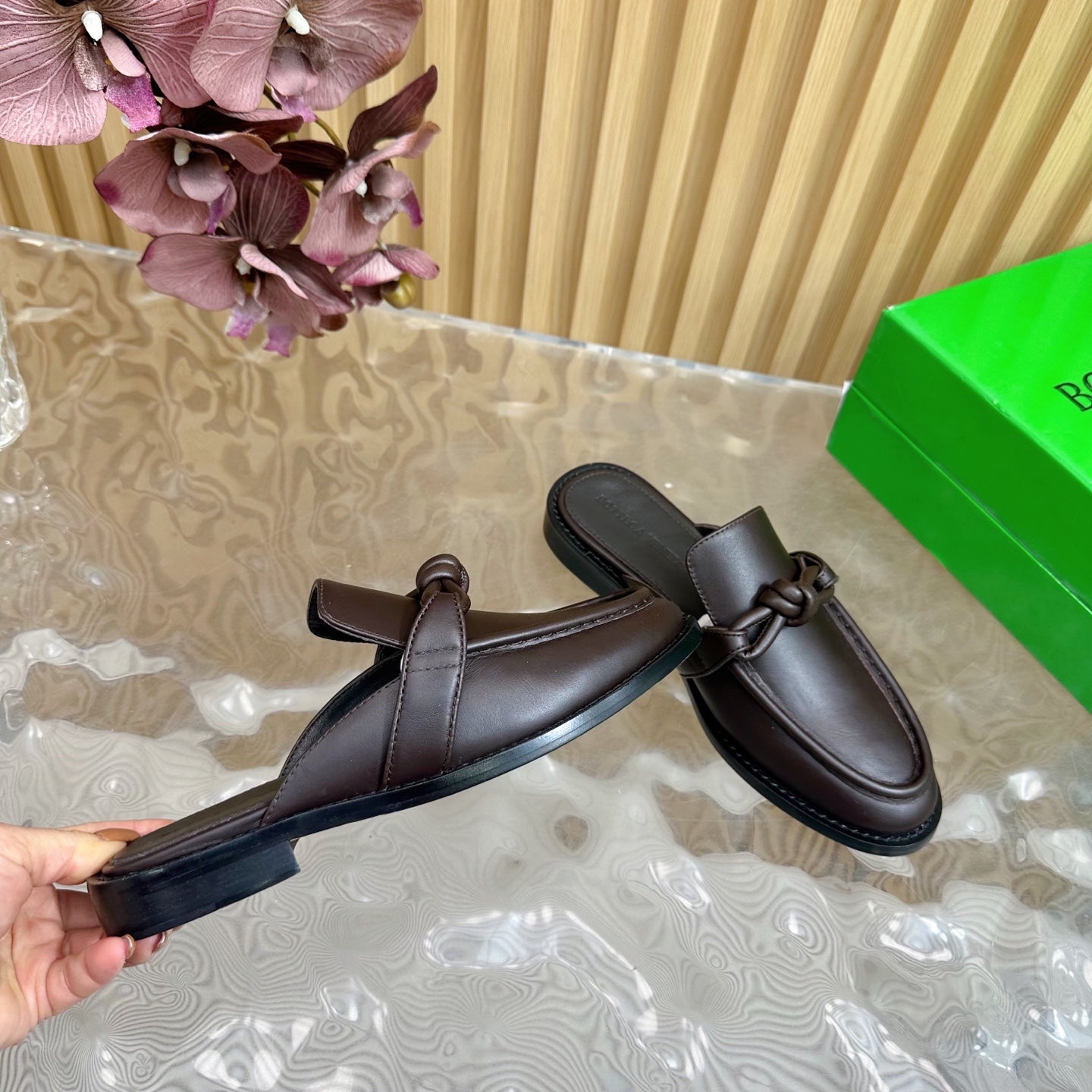 BOTTEGA VENETA OPEN-BACK LOAFER REALISED IN CHESTNUT BROWN SOLF CALFSKIN