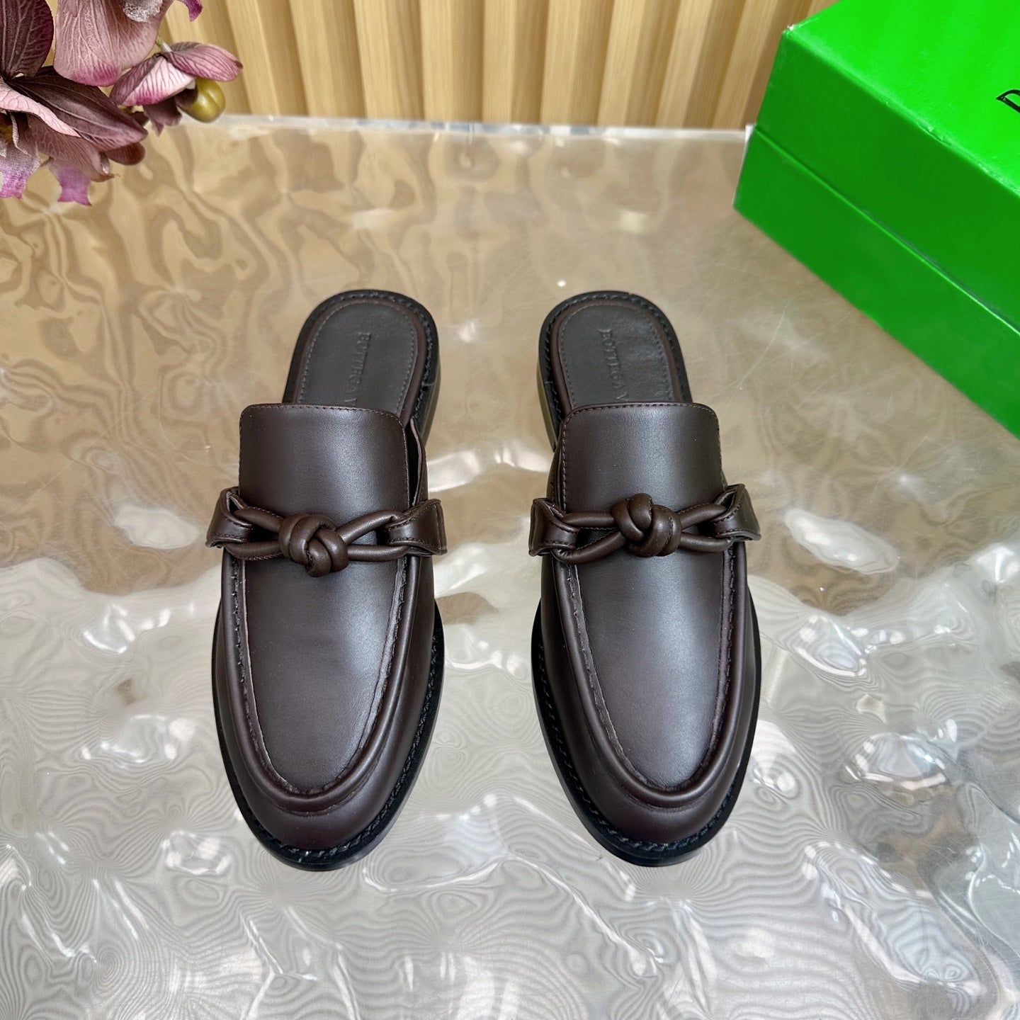BOTTEGA VENETA OPEN-BACK LOAFER REALISED IN CHESTNUT BROWN SOLF CALFSKIN