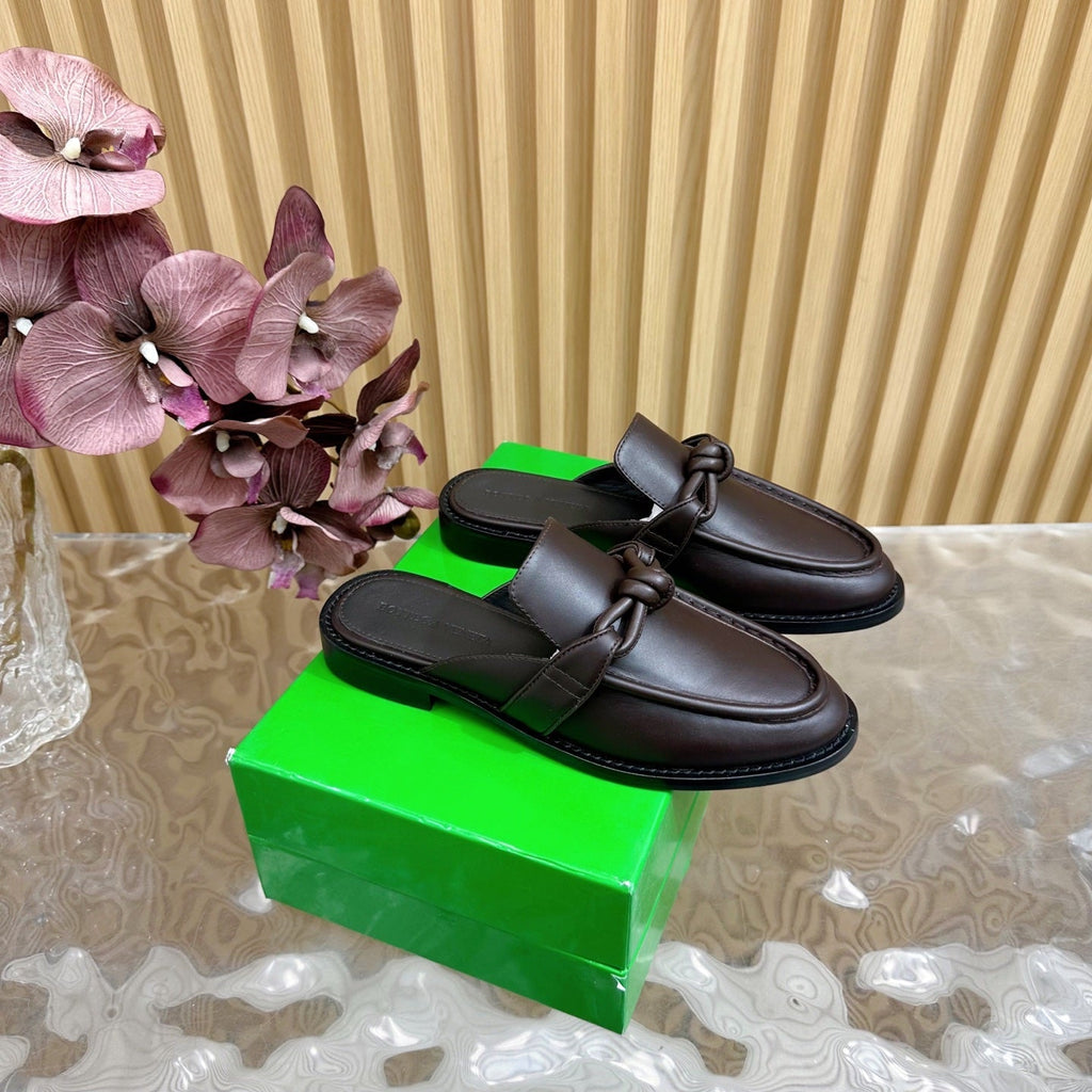 BOTTEGA VENETA OPEN-BACK LOAFER REALISED IN CHESTNUT BROWN SOLF CALFSKIN