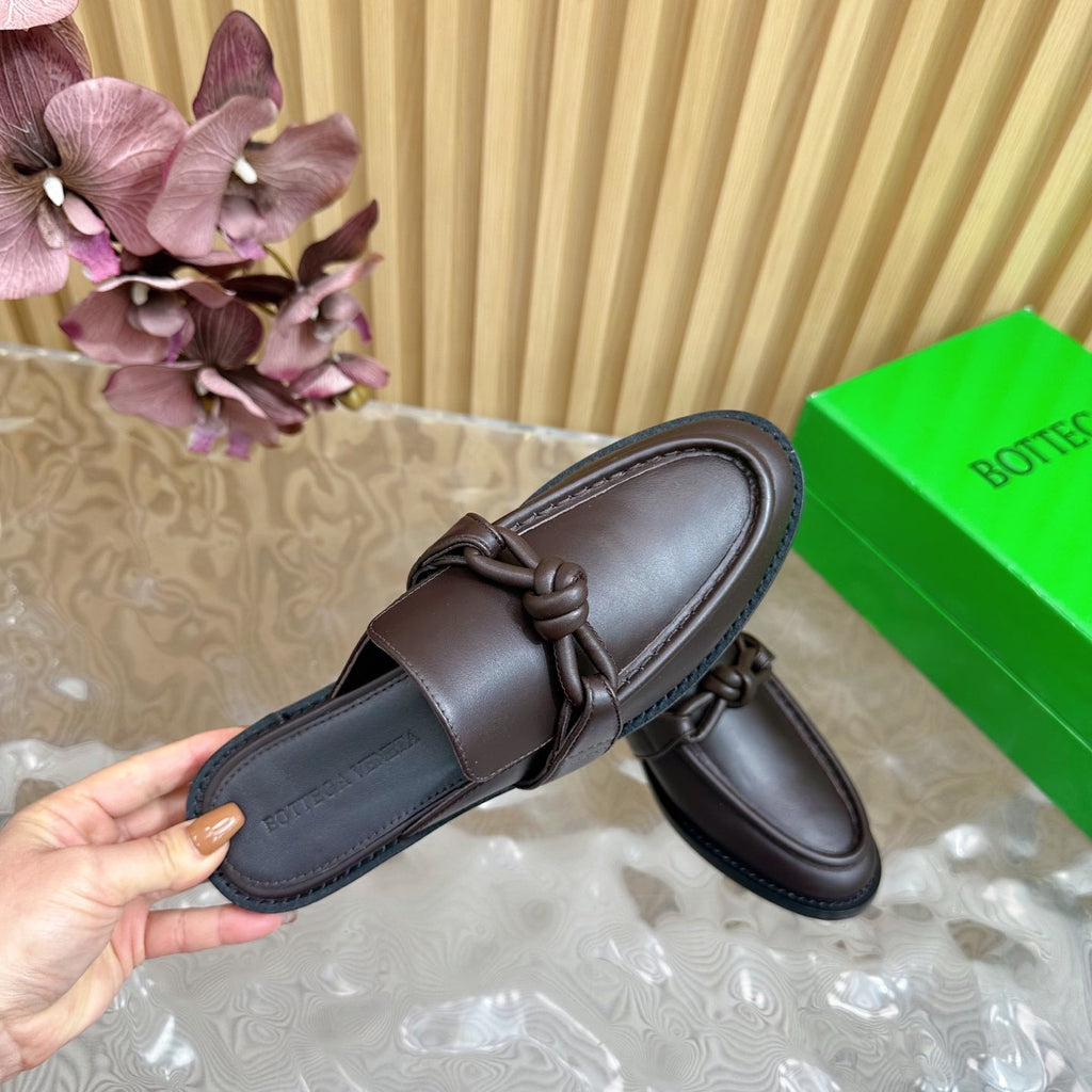 BOTTEGA VENETA OPEN-BACK LOAFER REALISED IN CHESTNUT BROWN SOLF CALFSKIN