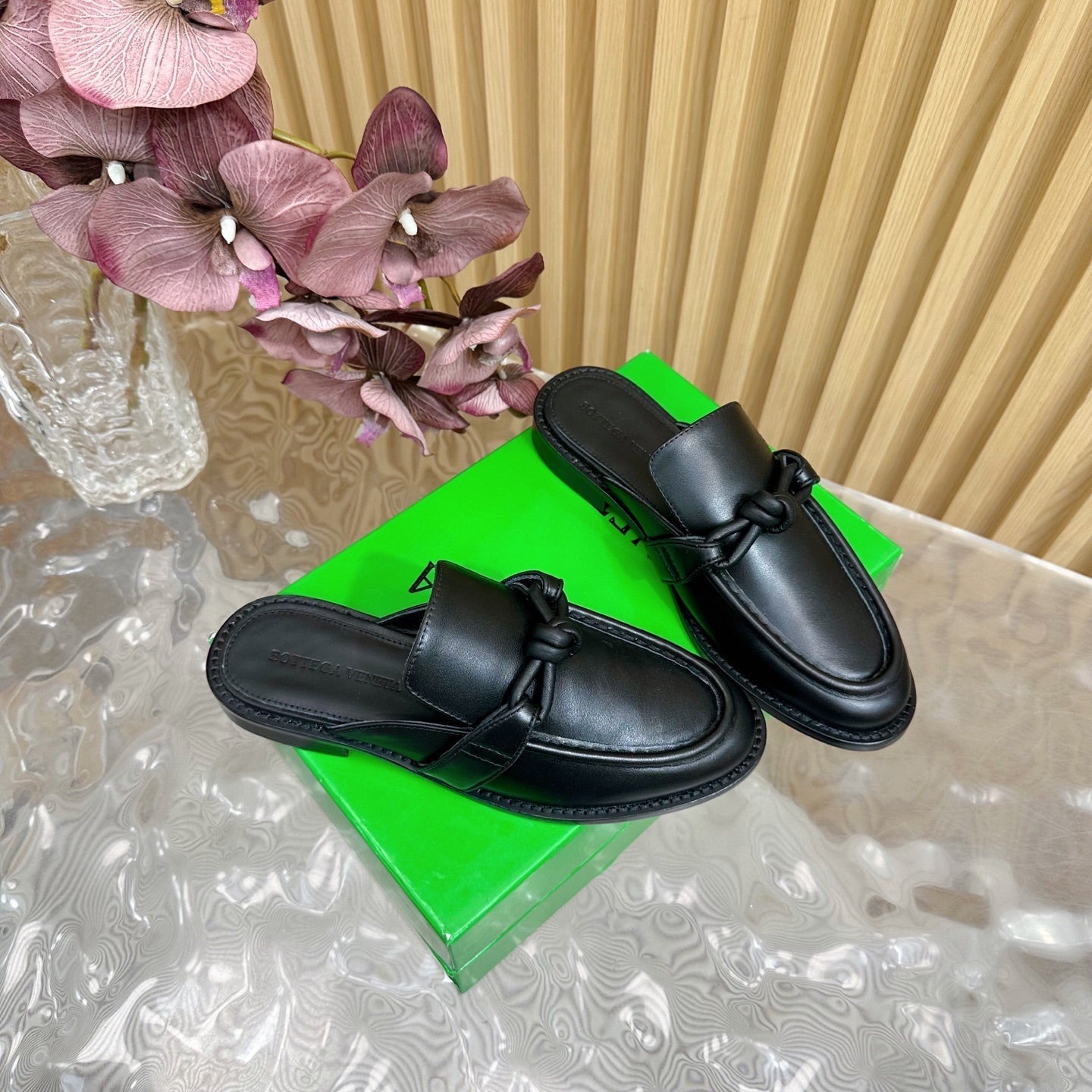 BOTTEGA VENETA OPEN-BACK LOAFER REALISED IN BLACK SOFT CALFSKIN