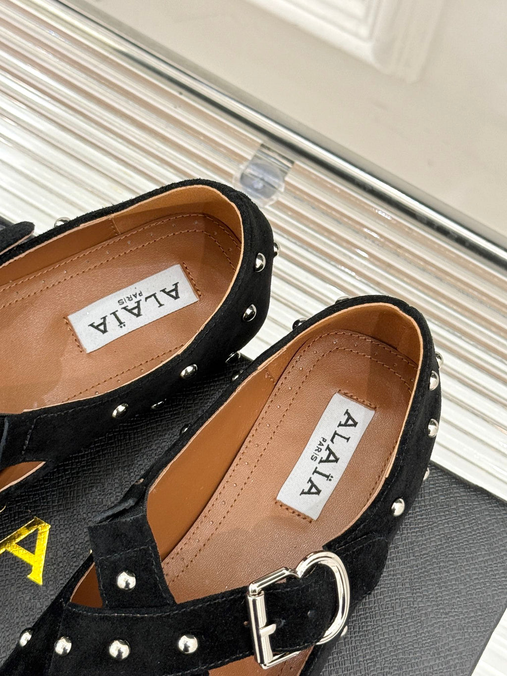 CROSSED STRAP BALLET FLATS IN BLACK SUEDE