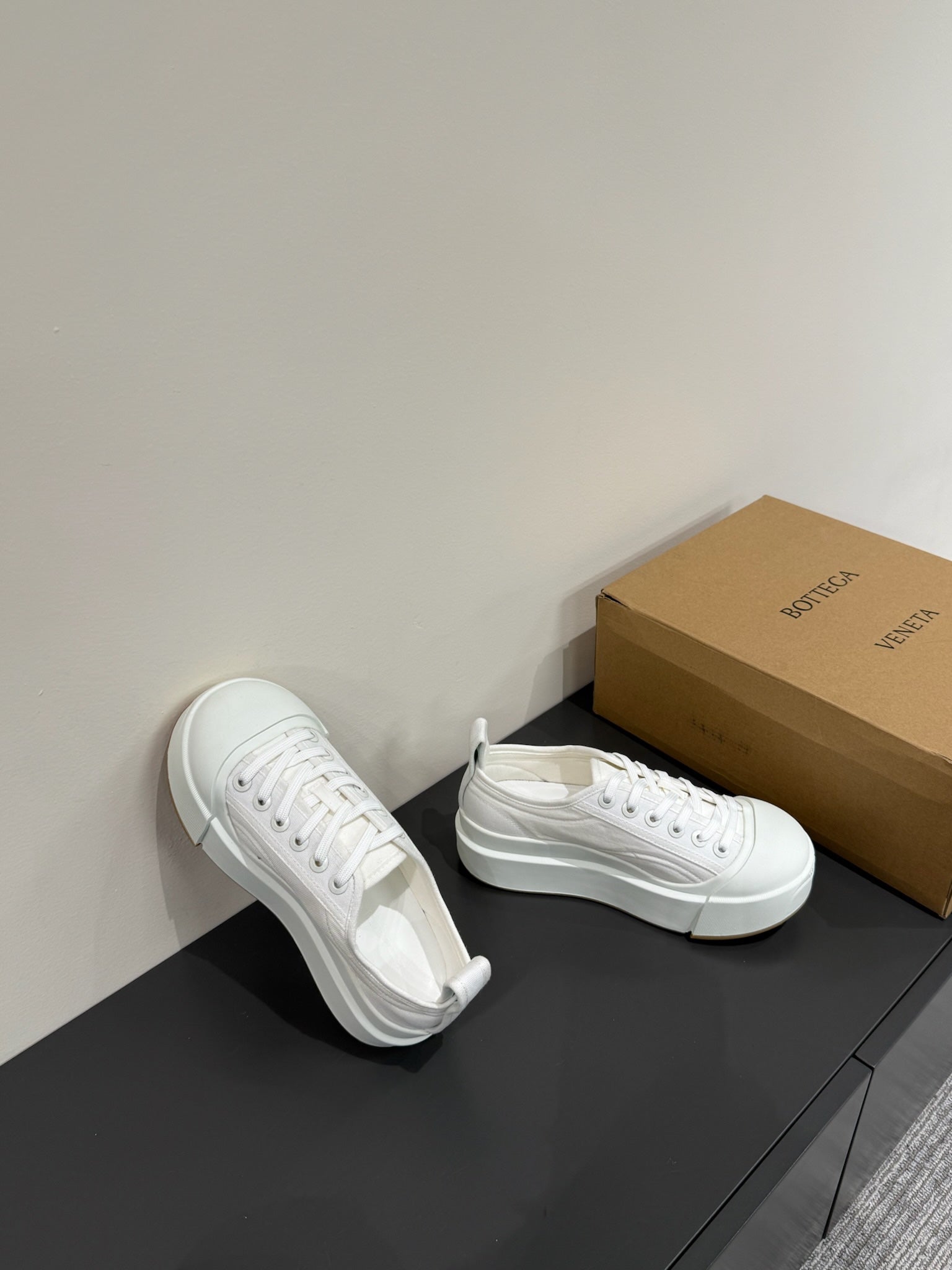 BOTTEGA VENETA VULCAN PLATFORM SNEAKER IN WHITE CANVAS AND LAMBSKIN