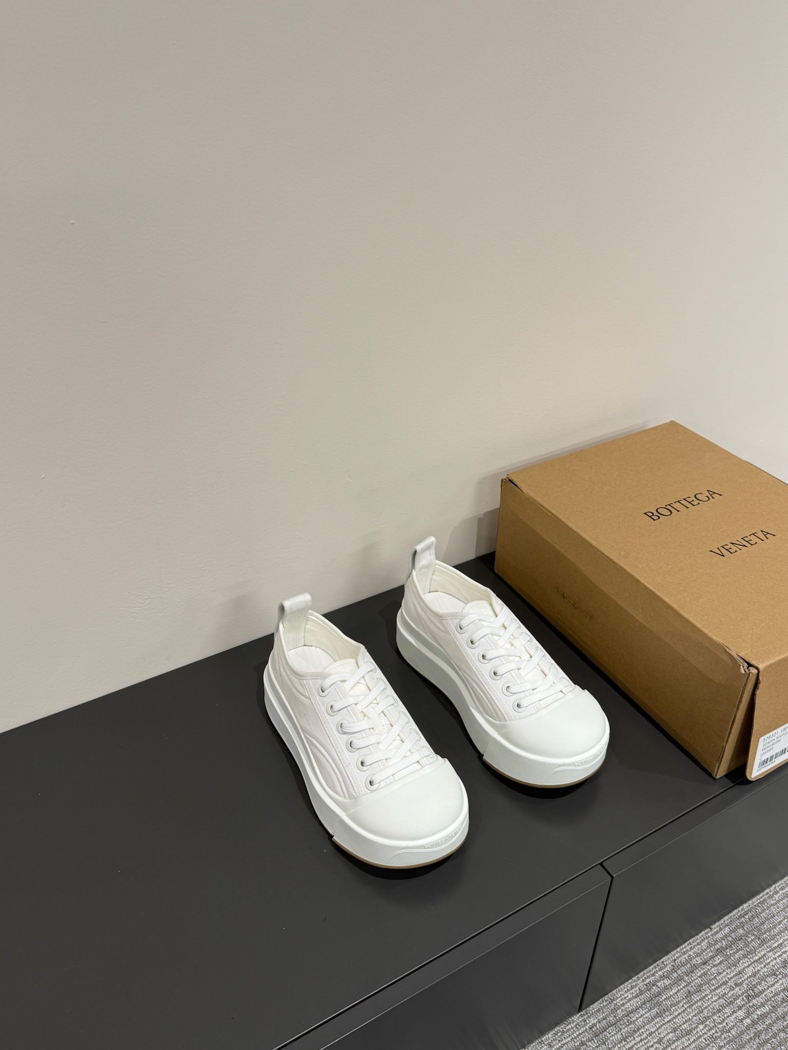BOTTEGA VENETA VULCAN PLATFORM SNEAKER IN WHITE CANVAS AND LAMBSKIN