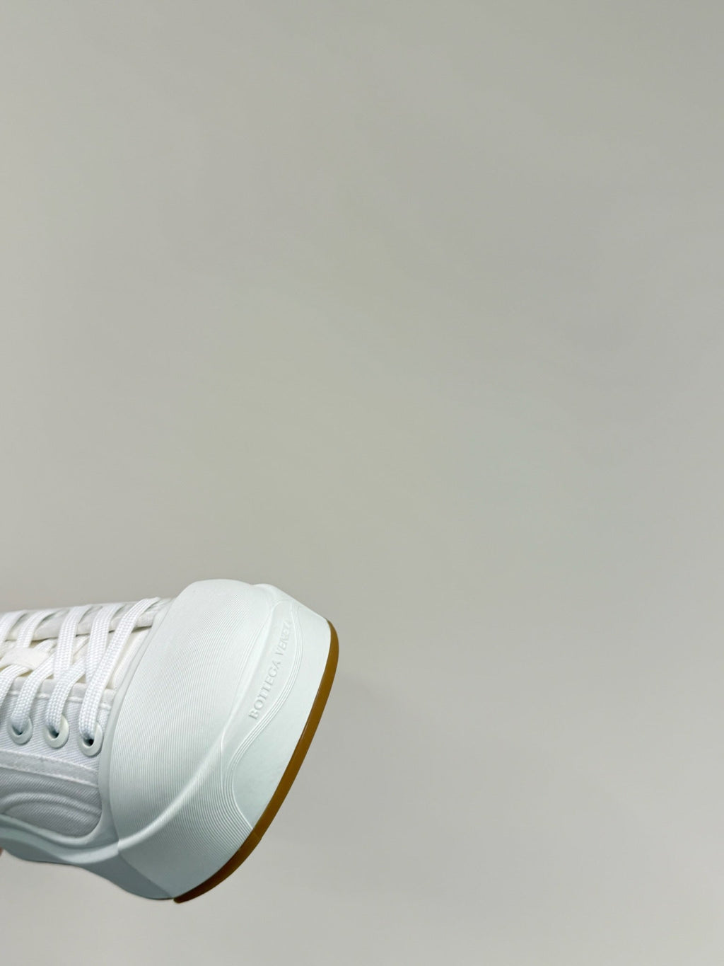 BOTTEGA VENETA VULCAN PLATFORM SNEAKER IN WHITE CANVAS AND LAMBSKIN