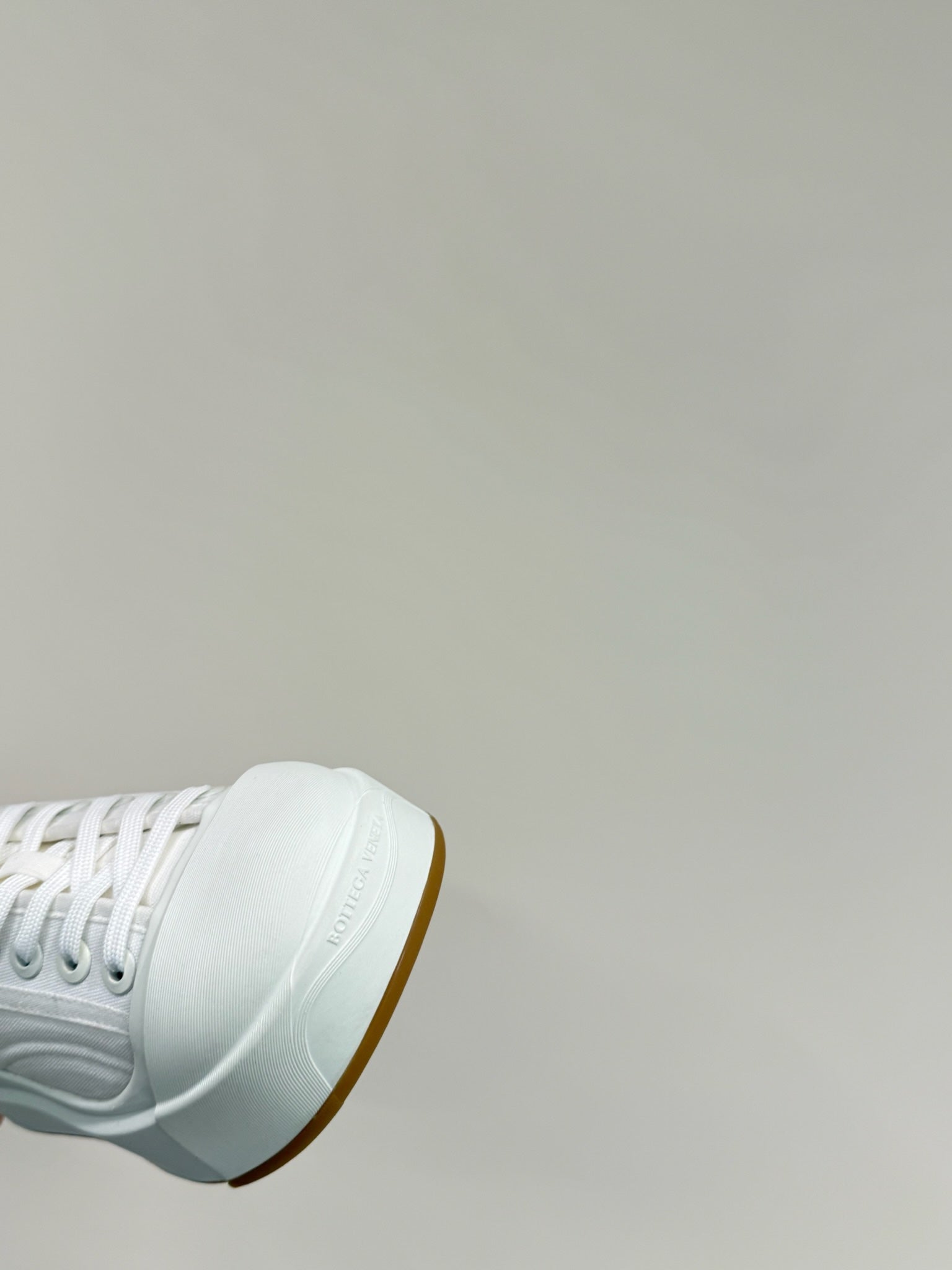BOTTEGA VENETA VULCAN PLATFORM SNEAKER IN WHITE CANVAS AND LAMBSKIN