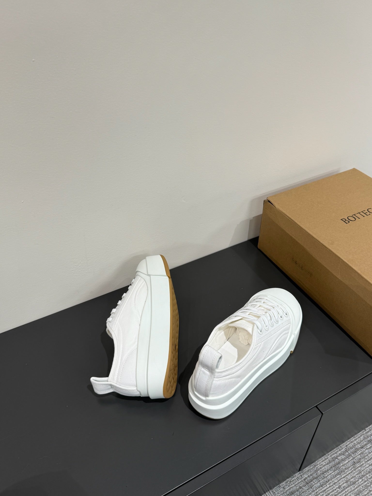 BOTTEGA VENETA VULCAN PLATFORM SNEAKER IN WHITE CANVAS AND LAMBSKIN