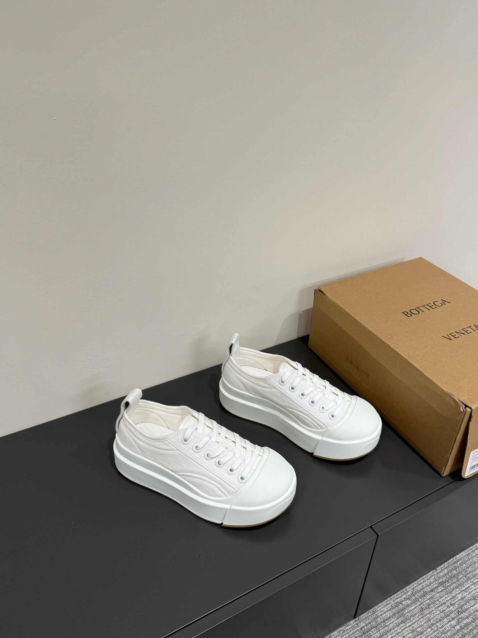 BOTTEGA VENETA VULCAN PLATFORM SNEAKER IN WHITE CANVAS AND LAMBSKIN