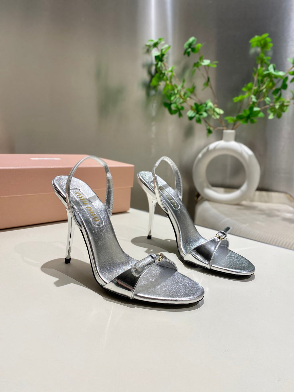 TWO STRAP HIGH HEELED SANDALS IN SILVER METALLIC GLOSSY SHEEPSKIN