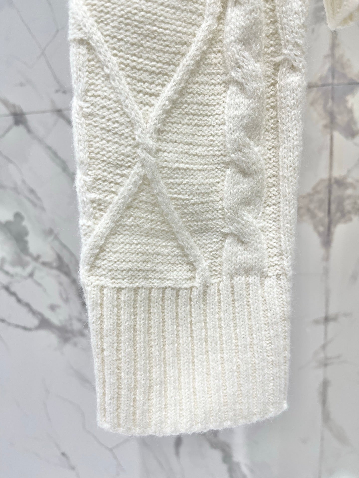 CHANEL 26S LONG-SLEEVE CREWNECK SWEATER 667
