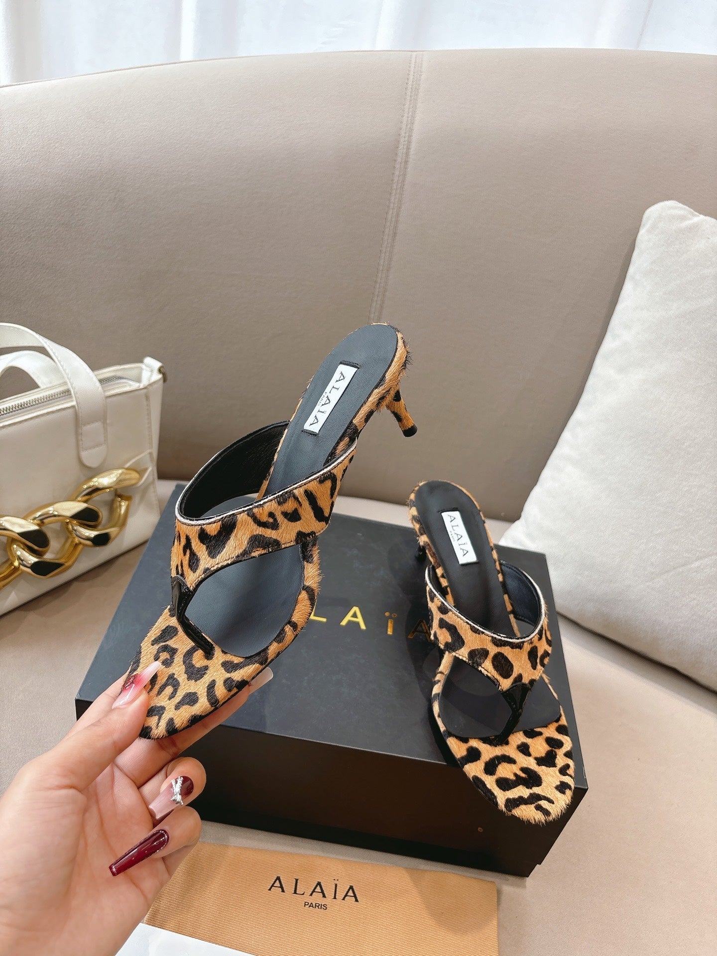 ALAIA HEELED THONG 25S 55 MM IN LEOPARD PONY HAIR LEATHER