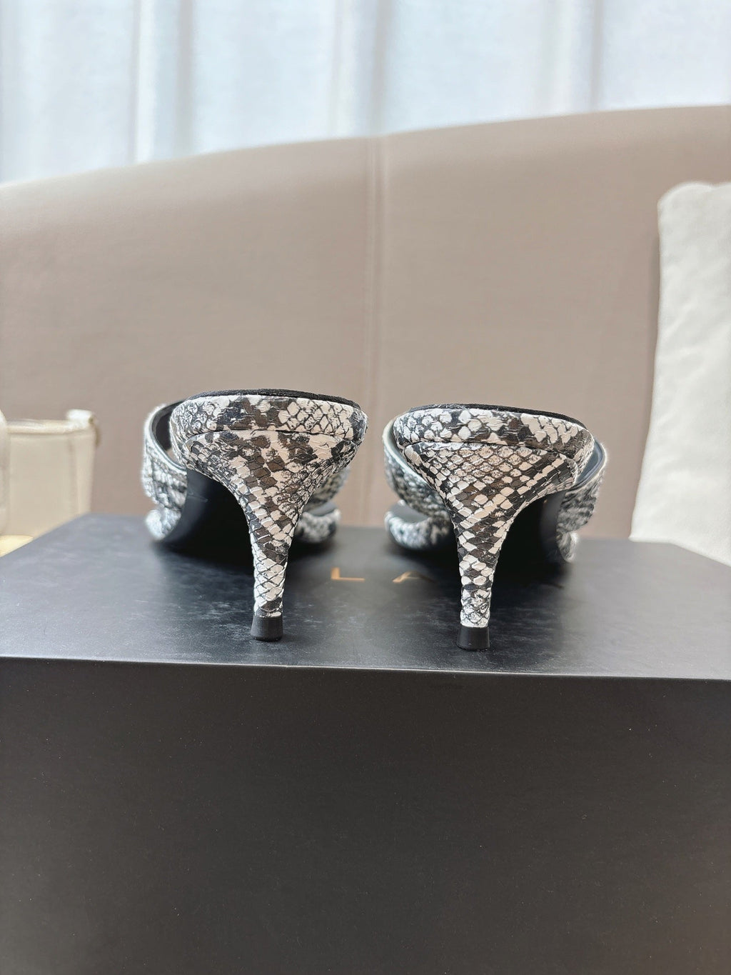 ALAIA HEELED THONG SANDALS 25S 55MM IN WHITE AND BLACK LAMBSKIN SNAKE-EMBOSSED