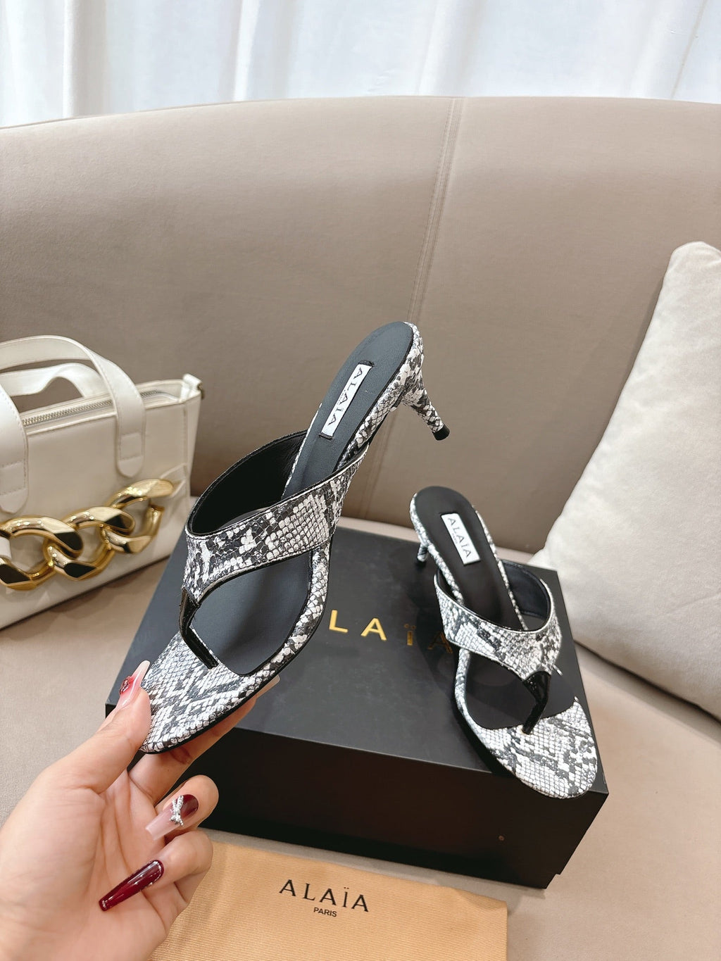 ALAIA HEELED THONG SANDALS 25S 55MM IN WHITE AND BLACK LAMBSKIN SNAKE-EMBOSSED