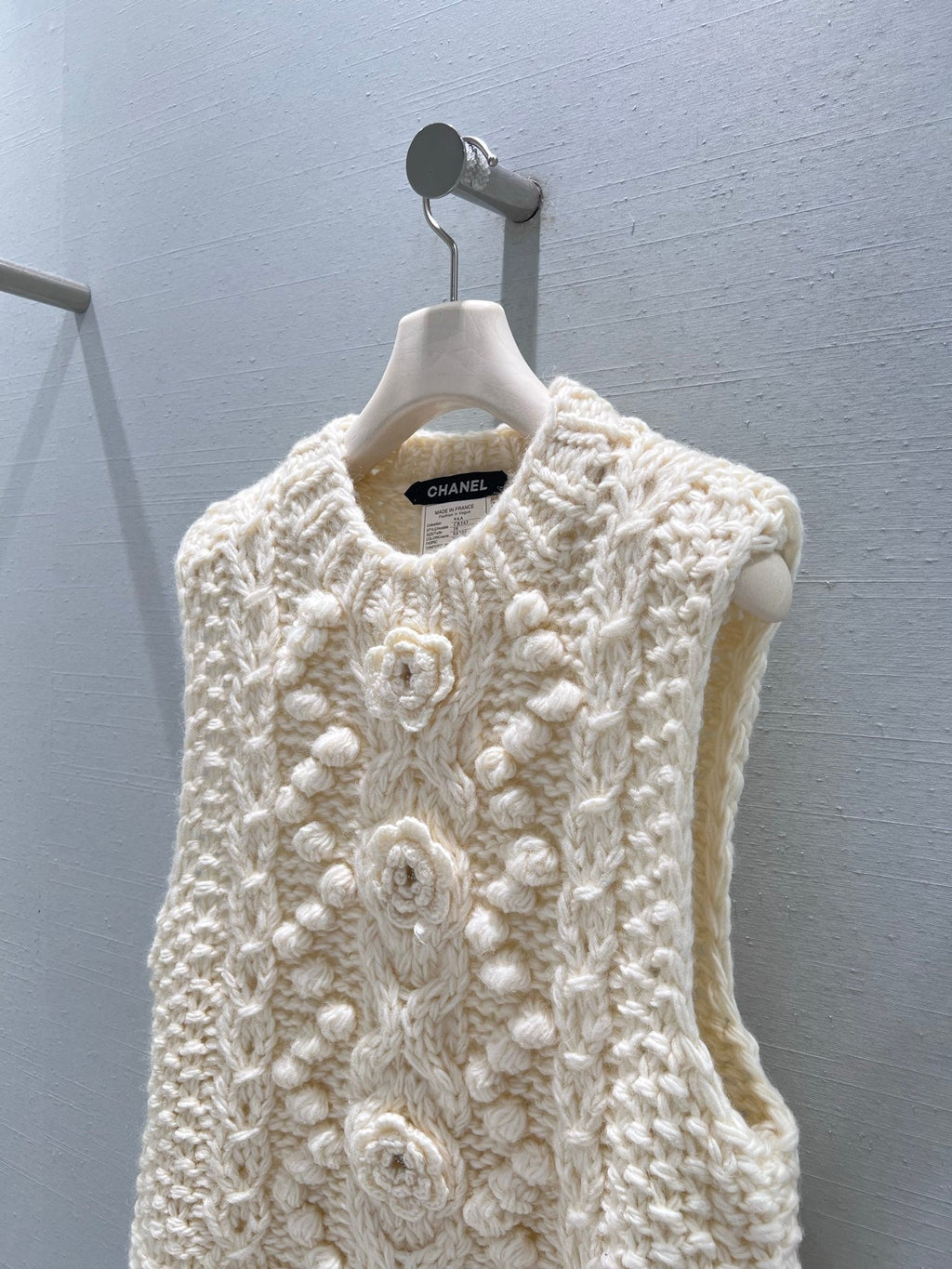 CHANEL 25S FLORAL KNITTED VEST 300